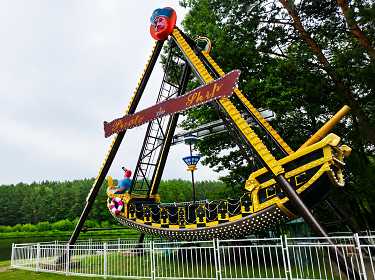 Piratenschifffahrt im Vergnügungspark im Freien